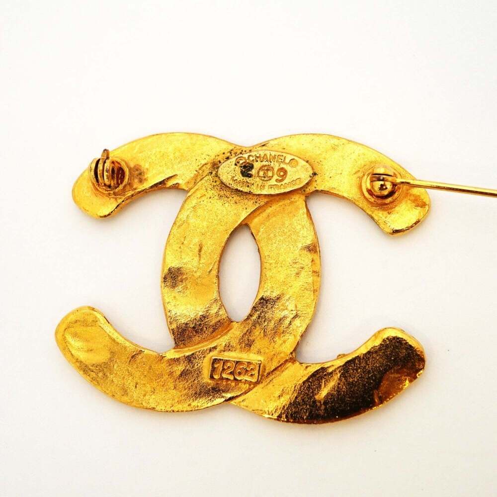 CHANEL Gold Logo Brooch - Picture 4 of 7